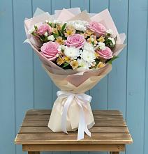 Букет цветов из:  Гвоздики, Орхидеи и Розы в Тарко-Сале