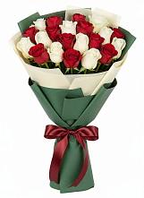 Букет Микс из красных и белых роз в Тарко-Сале