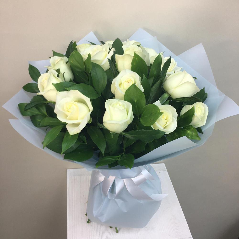Букет 15 Белых роз Проуд в Тарко-Сале