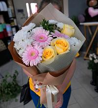 Букет цветов из:  Герберы, Розы и Хризантемы в Тарко-Сале
