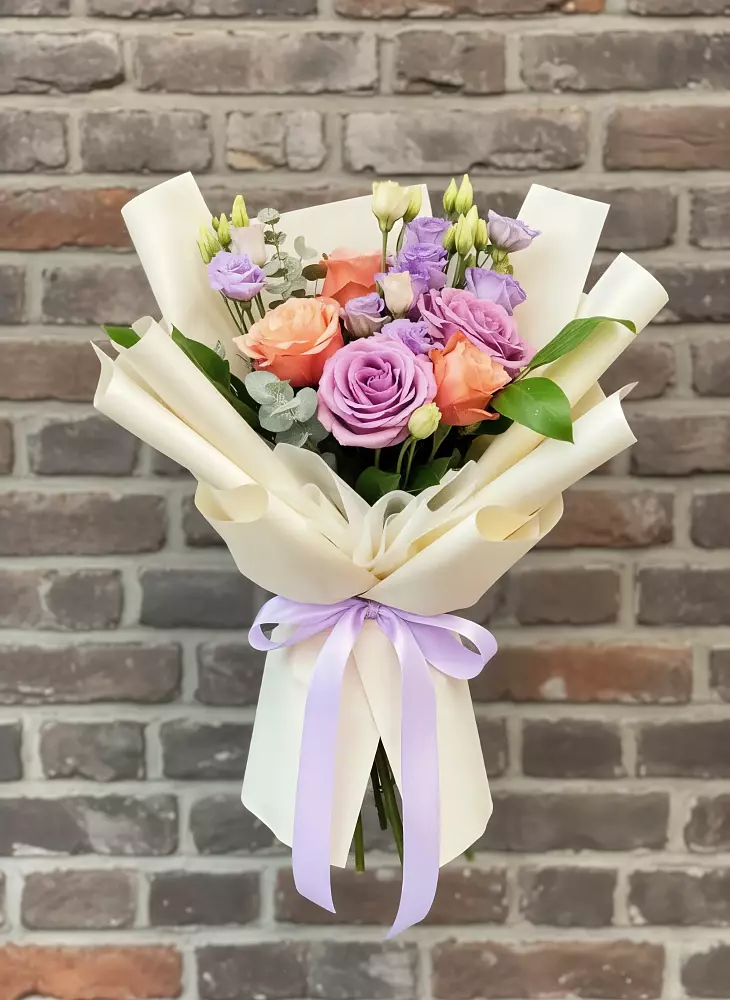 Букет цветов из: Лизиантусы и Розы в Тарко-Сале