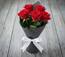 Букет 5 Красных роз Эдлесс Лав в Тарко-Сале