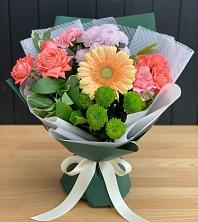 Букет цветов из:  Гвоздики, Розы, Герберы и Хризантемы в Тарко-Сале