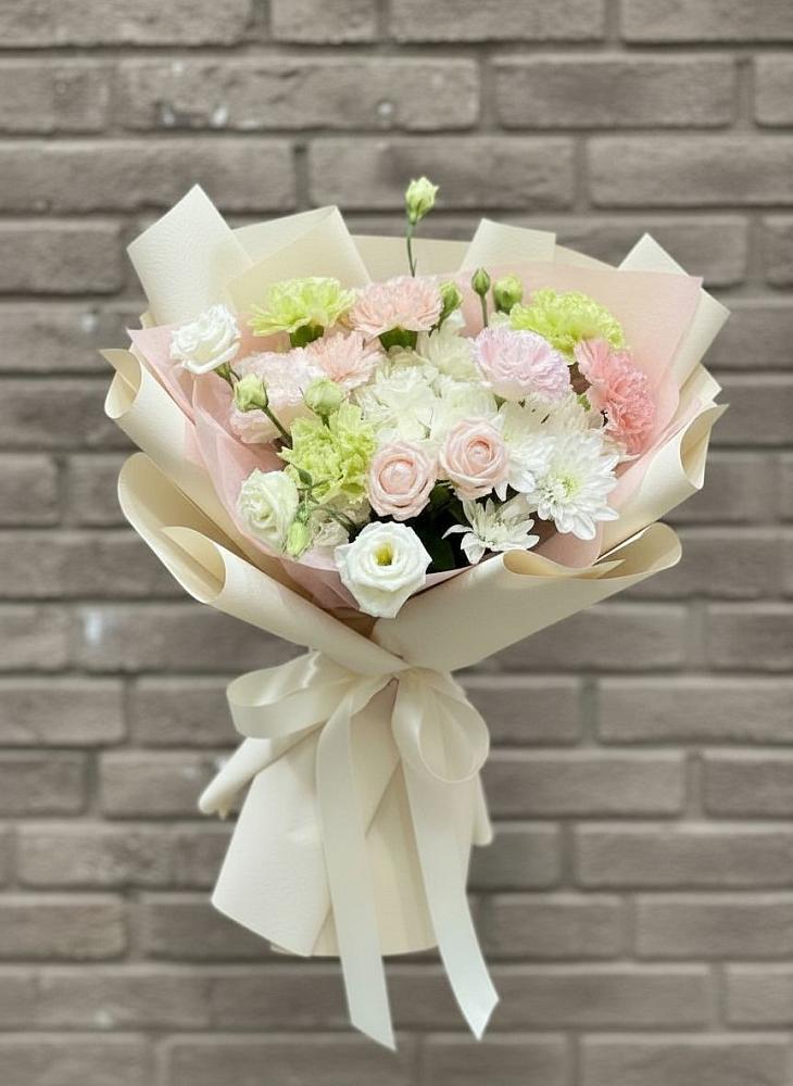 Букет цветов из: Гвоздики, Розы, Лизиантусы и Хризантемы в Тарко-Сале