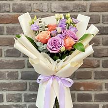 Букет цветов из:  Лизиантусы и Розы в Тарко-Сале