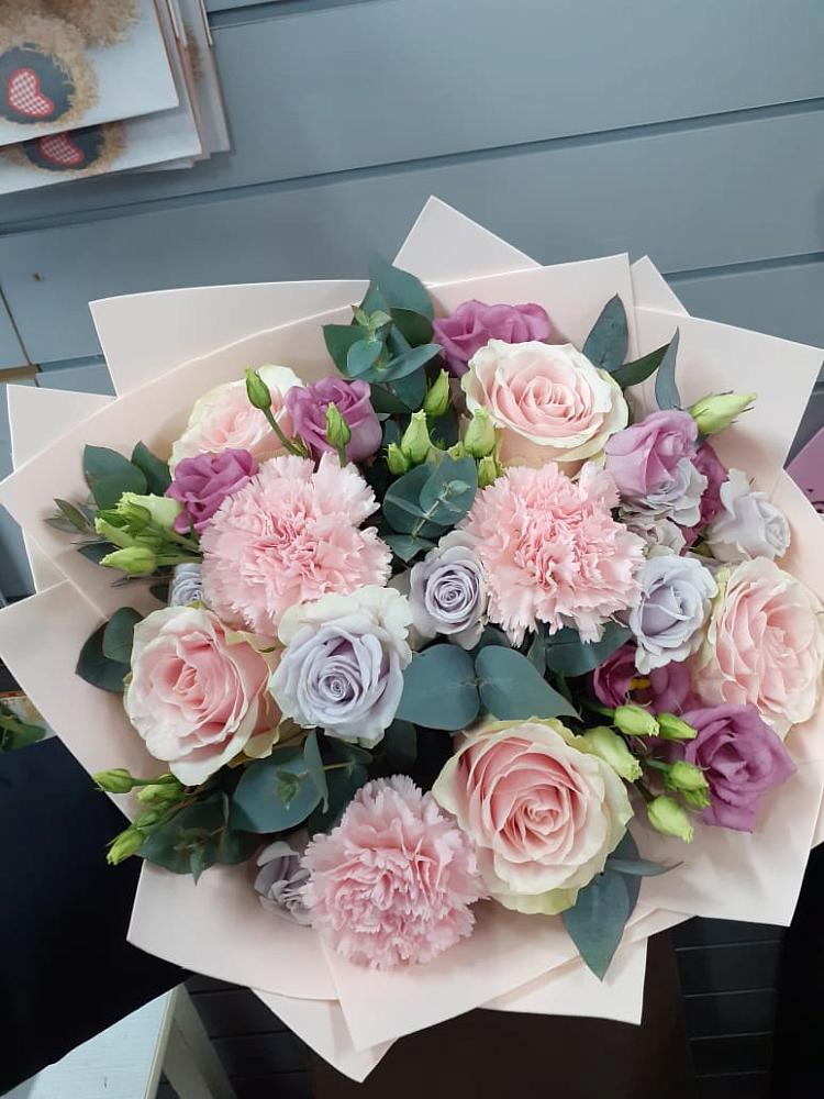 Букет цветов из: Розы, Гвоздики и Лизиантусы в Тарко-Сале