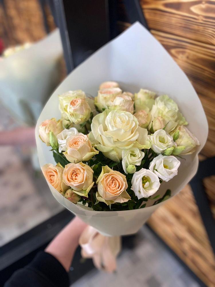 Букет цветов из: Розы и Лизиантусы в Тарко-Сале